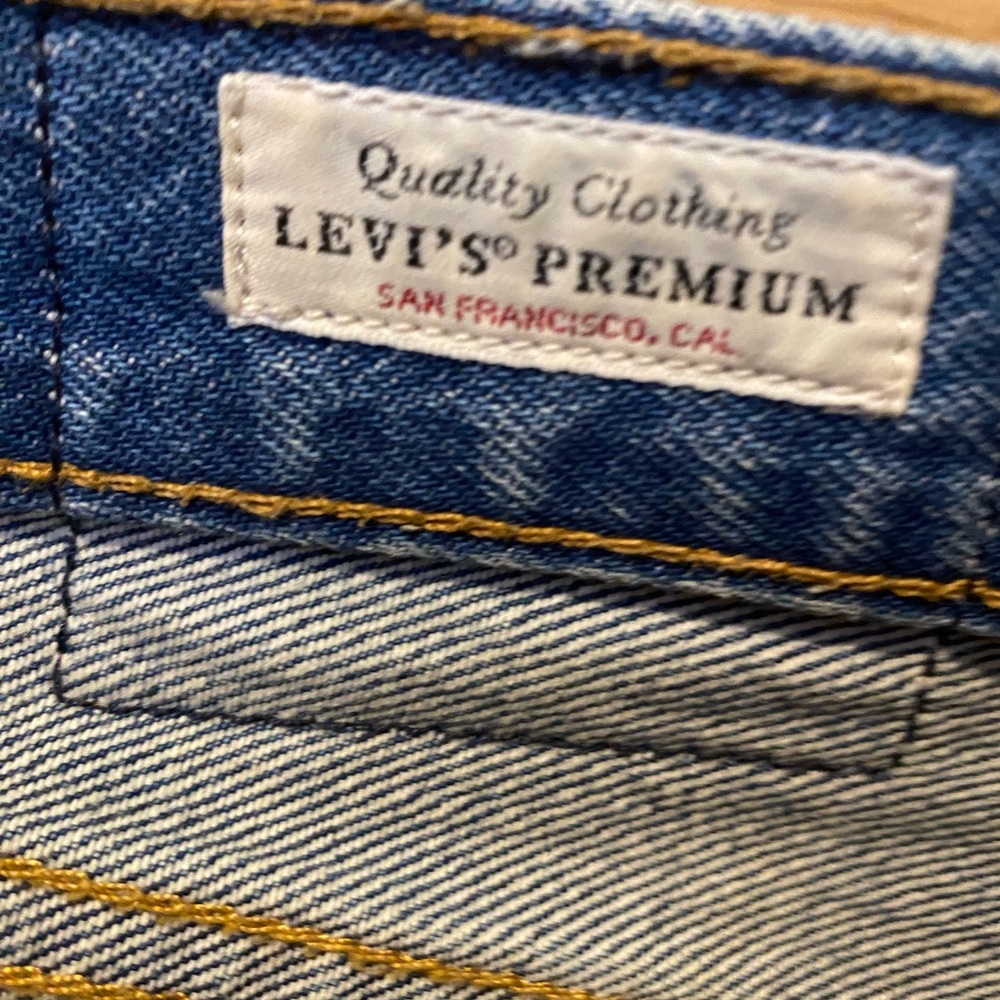 Levi’s High Rise Cut Offs - Picture 4 of 5